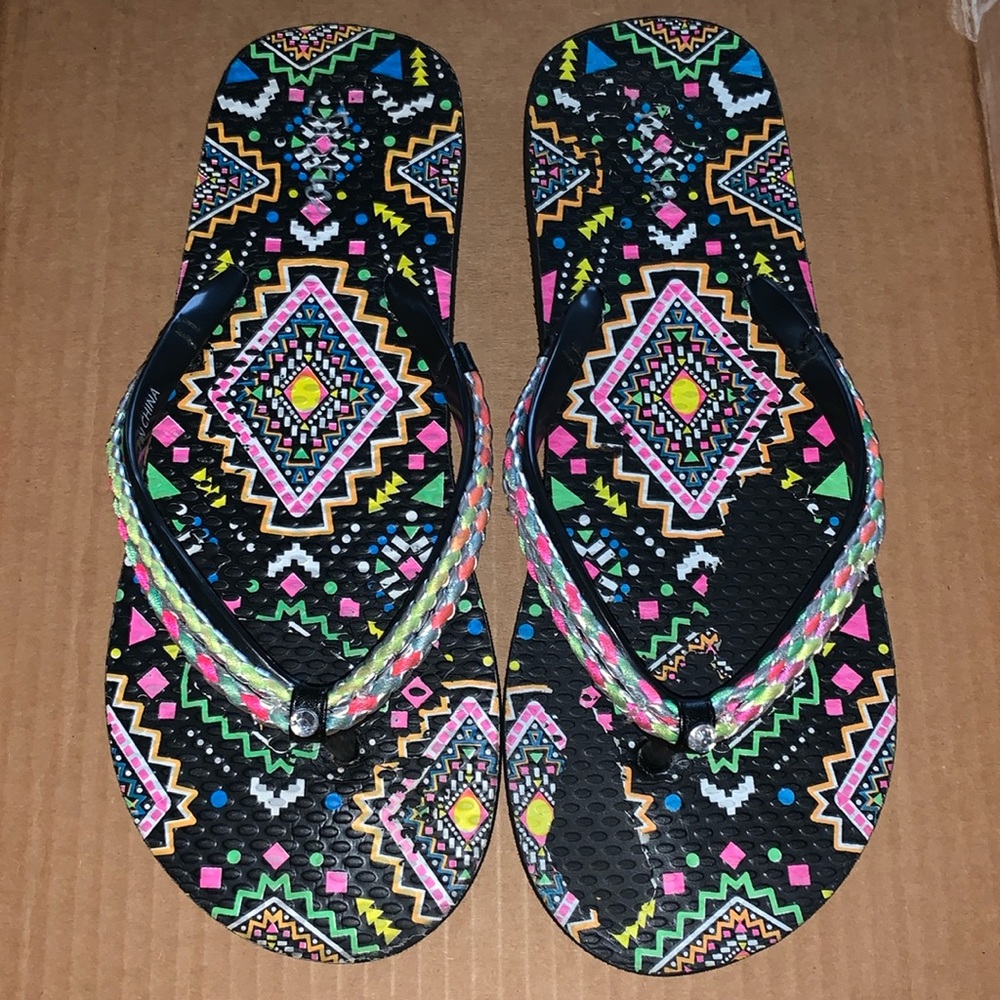 Girls 6/7 Braided look multi color Aztec pattern flip flops